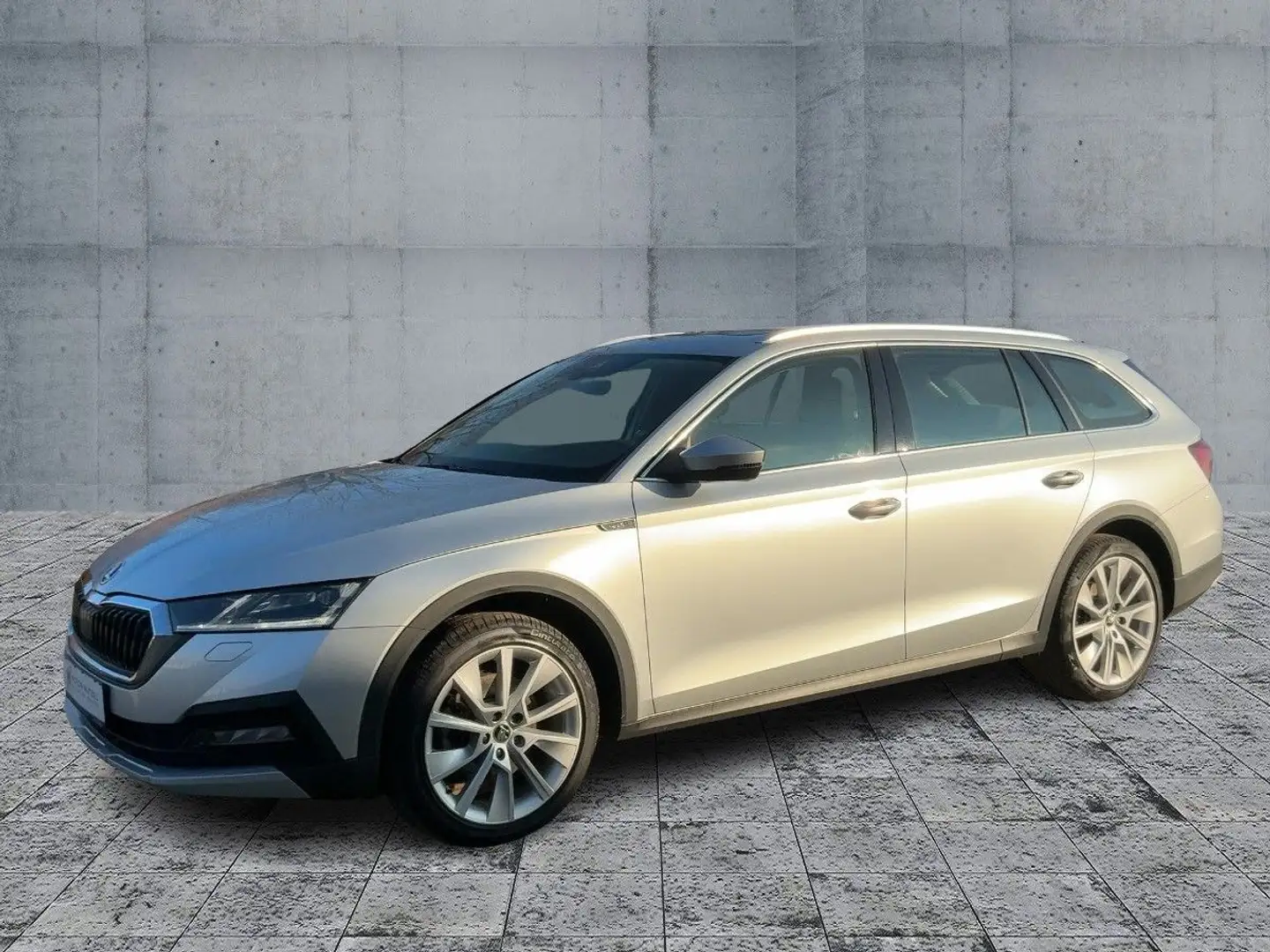 Skoda Octavia Combi SCOUT 2.0 TDI 4x4 DSG LED+NAV+PANO Plateado - 2