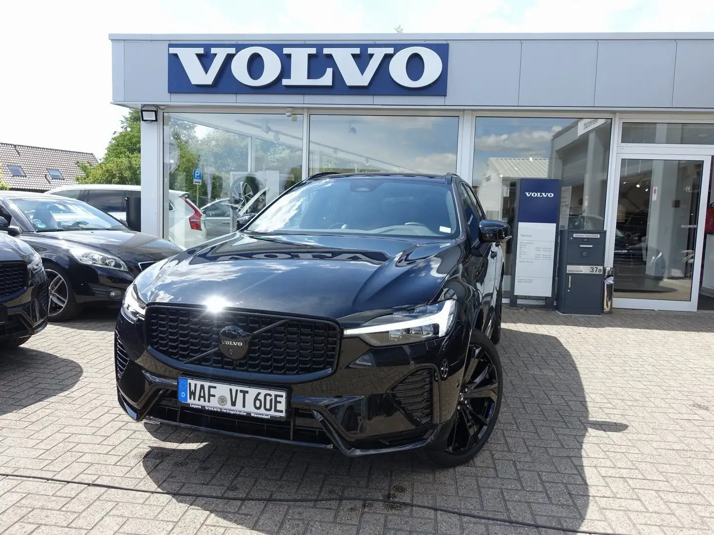 Volvo XC60 Black Edition T8 AWD Plug-in/FourC/AHK/B&W Schwarz - 1
