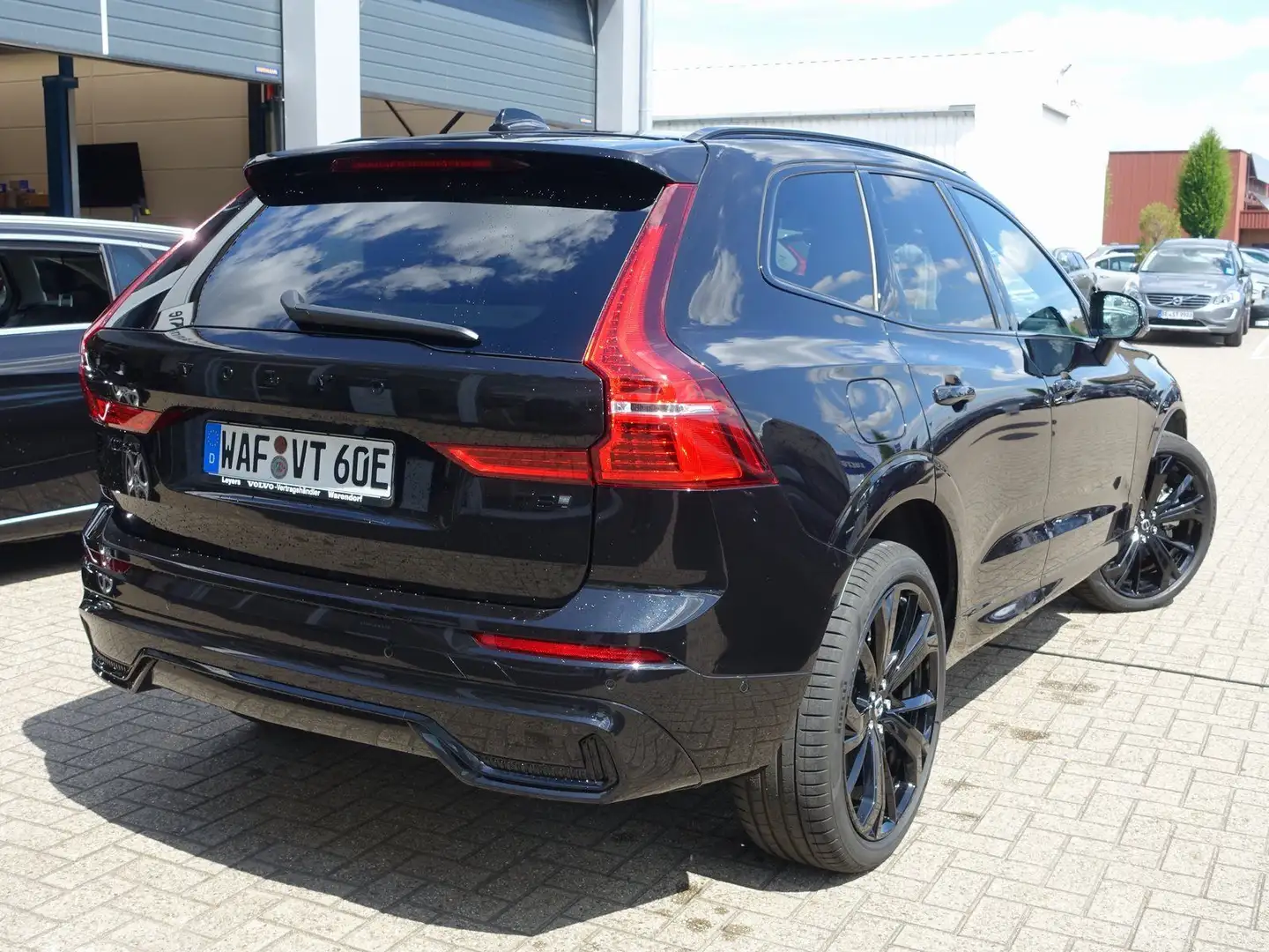 Volvo XC60 Black Edition T8 AWD Plug-in/FourC/AHK/B&W Schwarz - 2