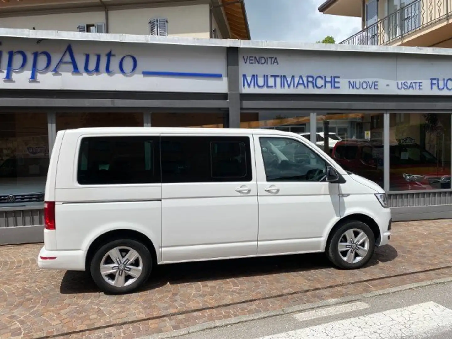 Volkswagen T6 Caravelle 2.0 TDI 4 Motion - Autocarro 5 Posti Weiß - 1