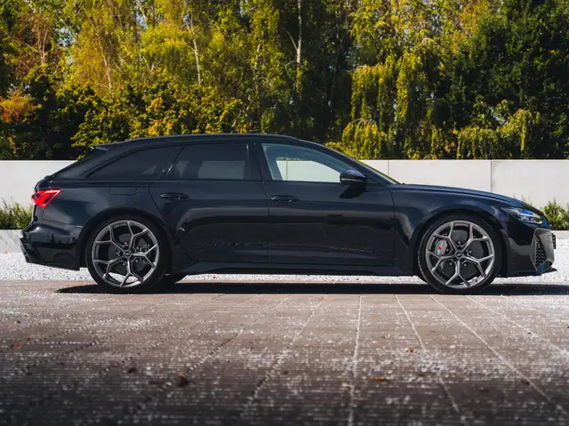 Audi RS6 Avant view 5
