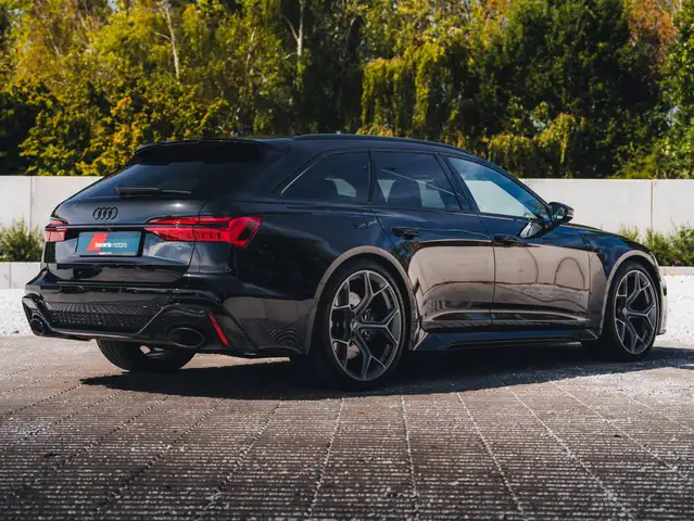 Audi RS6 Avant view 6