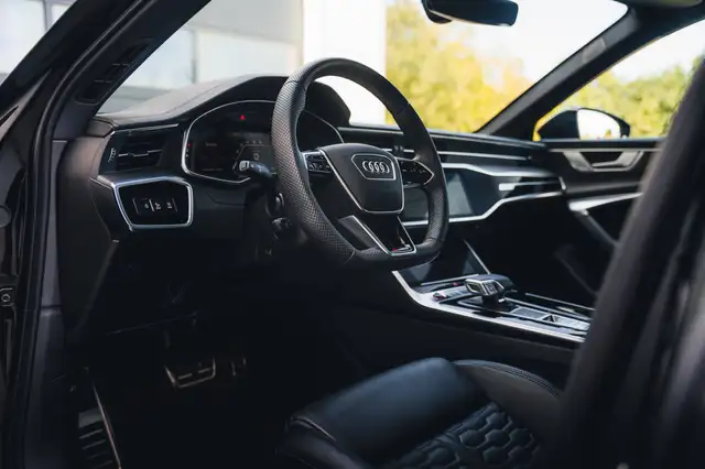 Audi RS6 Avant view 11