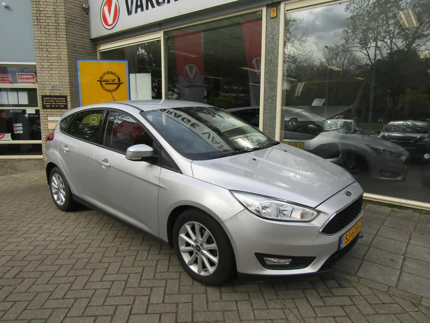 Ford Focus 1.0 EcoBoost 100pk 5-deurs Trend Edition Grijs - 2