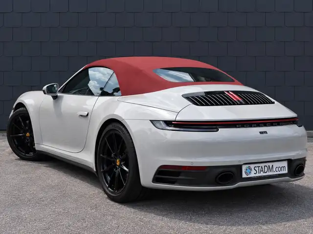 Porsche 911 view 6