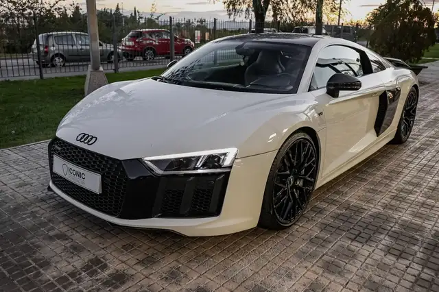 Audi R8 view 2