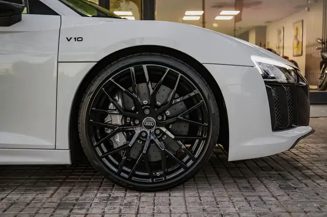 Audi R8 view 6