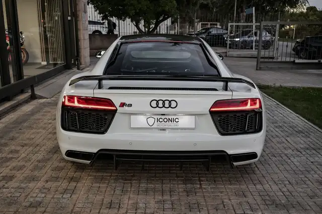 Audi R8 view 7