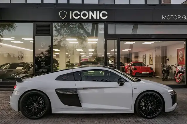 Audi R8 view 5