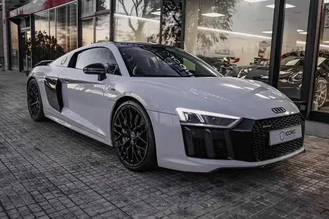 Audi R8 view 4