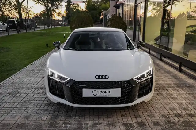 Audi R8 view 3