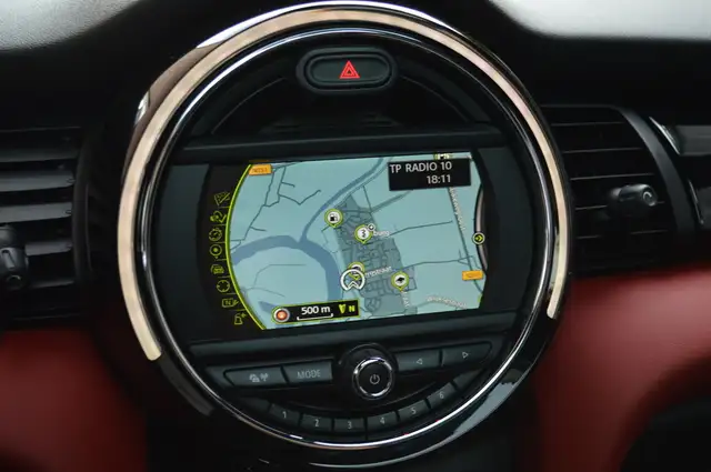Mini Hatch view 12