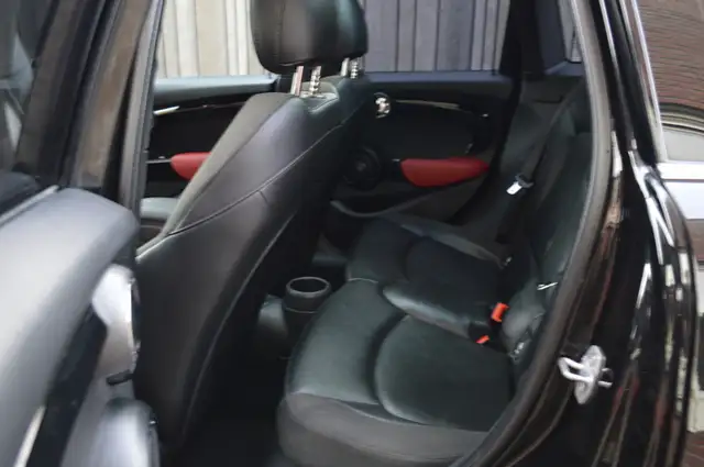 Mini Hatch view 11
