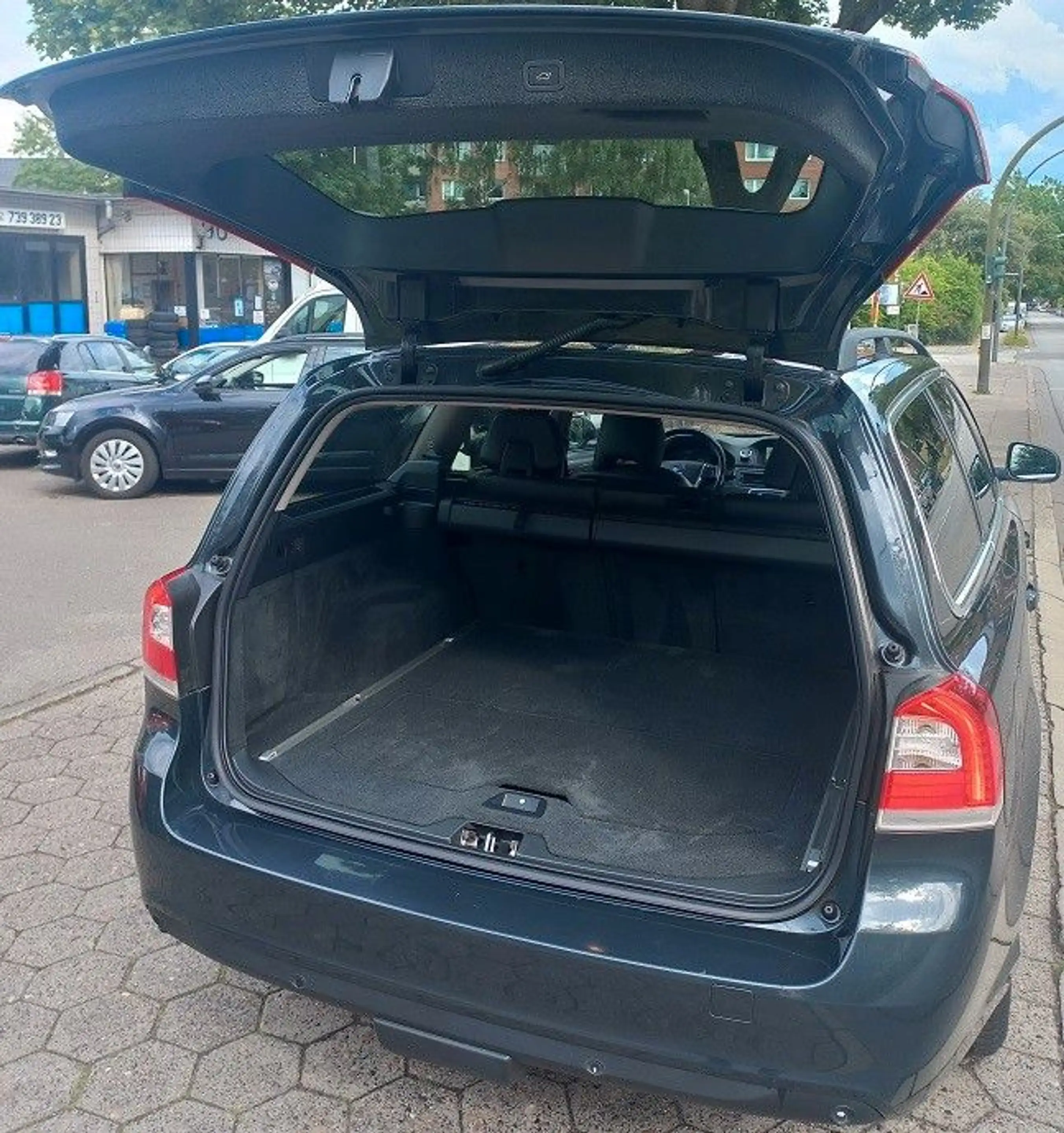 Volvo V70 2,0D Aut. Klima SHZ Navi Xenon AHK Tempo BC — photo 14