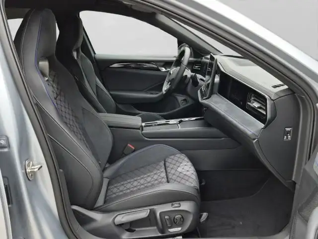 Volkswagen Passat view 4
