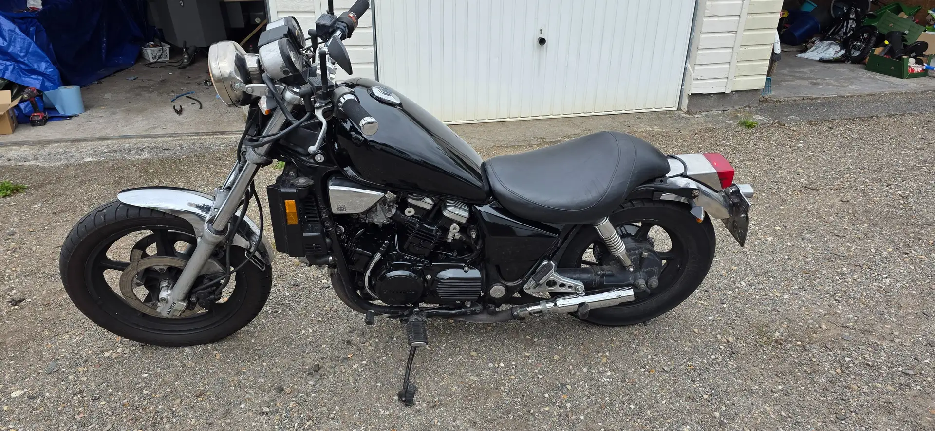 Honda VF 750 Magna Zwart - 1