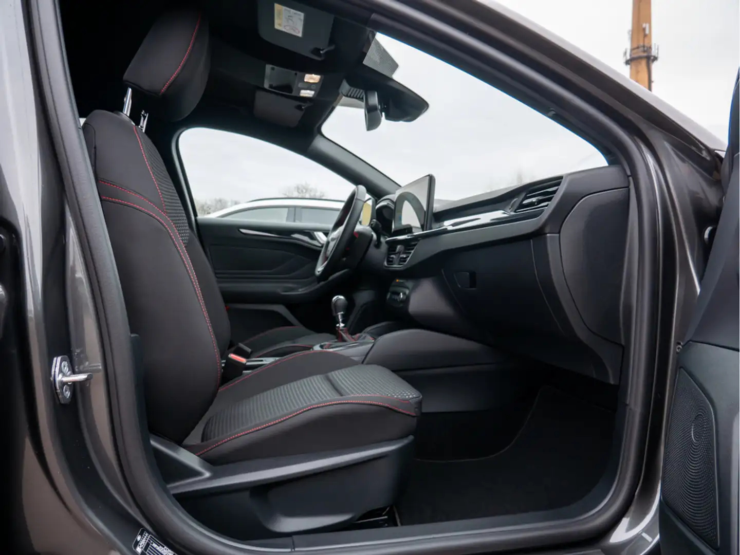 Ford Focus 1.0 EcoBoost ST-Line mit vielen Paketen Grau - 2