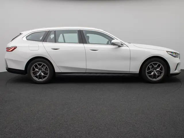 BMW 5 Series view 5