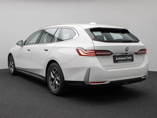 BMW 5 Series view 9
