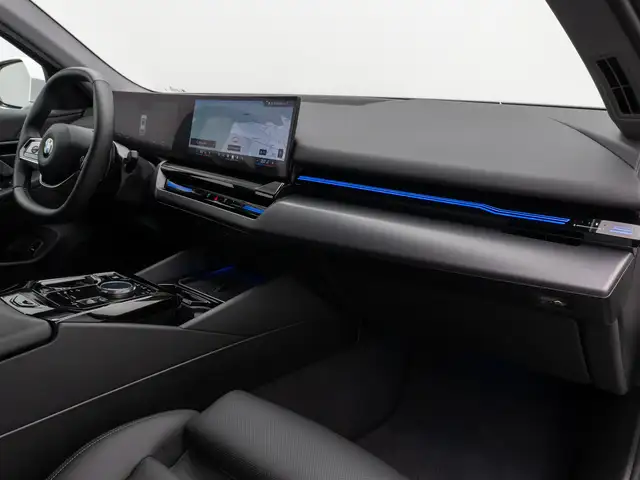 BMW 5 Series view 23