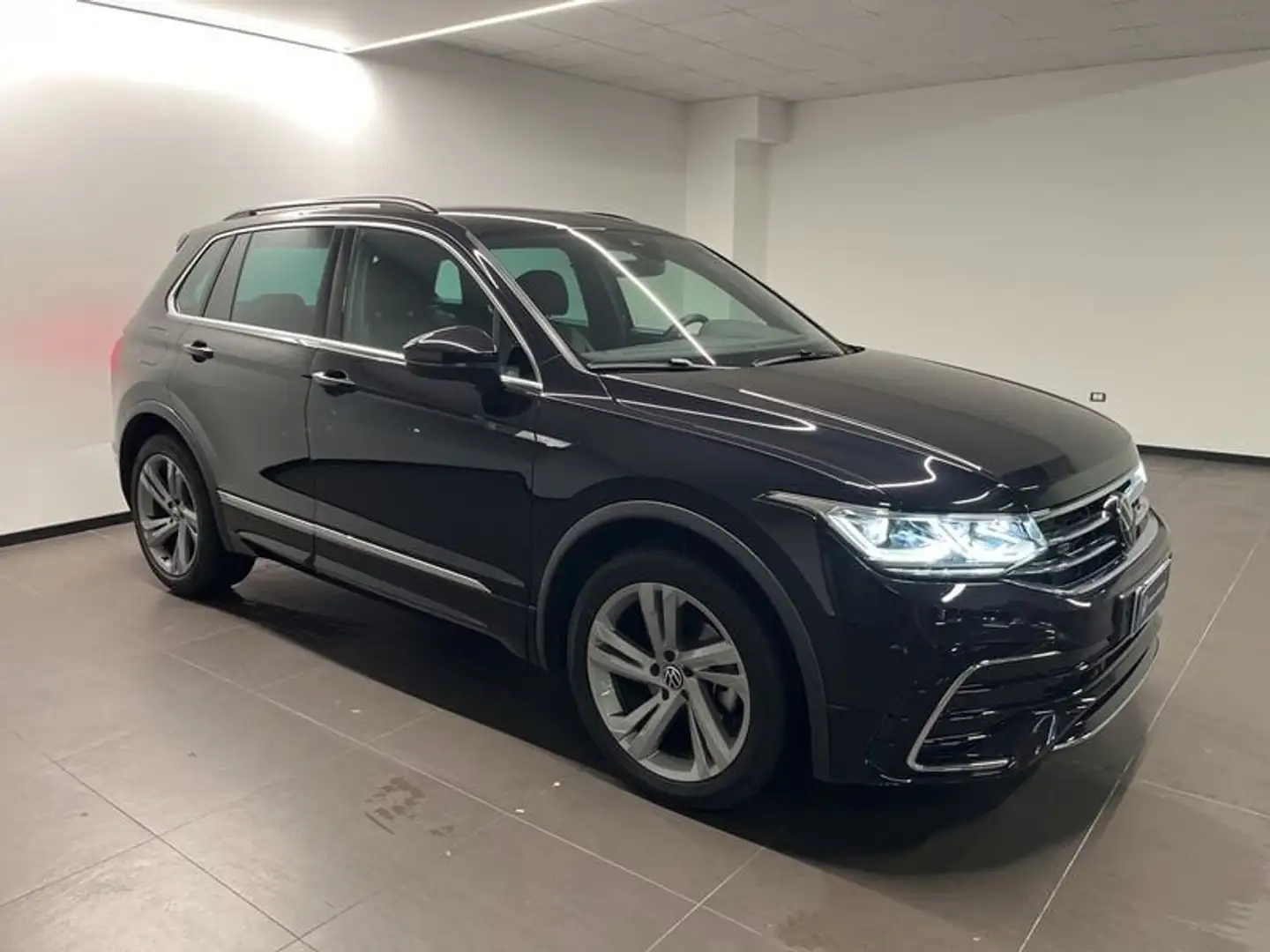 Volkswagen Tiguan 2.0 TDI SCR R-LINE DSG 150 CV Nero - 2