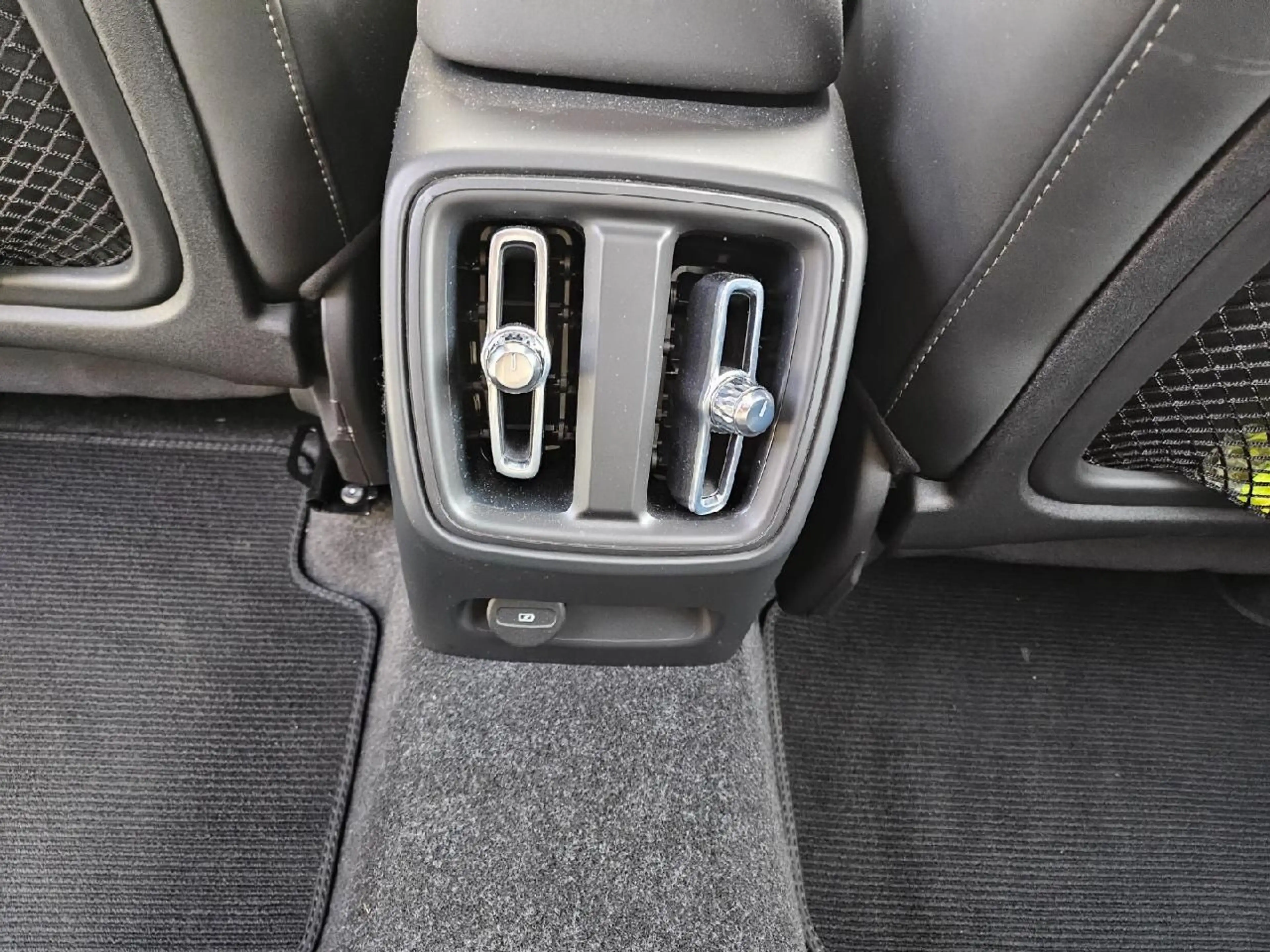 Volvo C40 Ultimate Recharge Pure Electric 2WD — photo 14