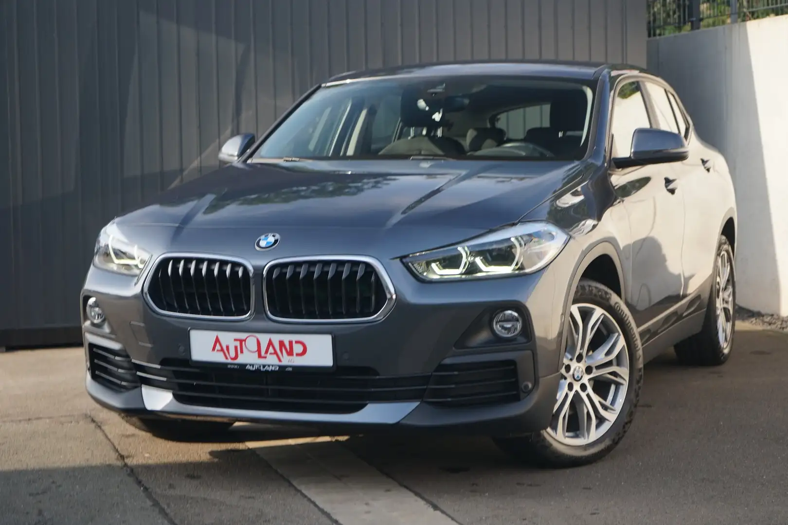 BMW X2 xDrive 18d Advantage Klimaaut. LED Navi AHK Grau - 2