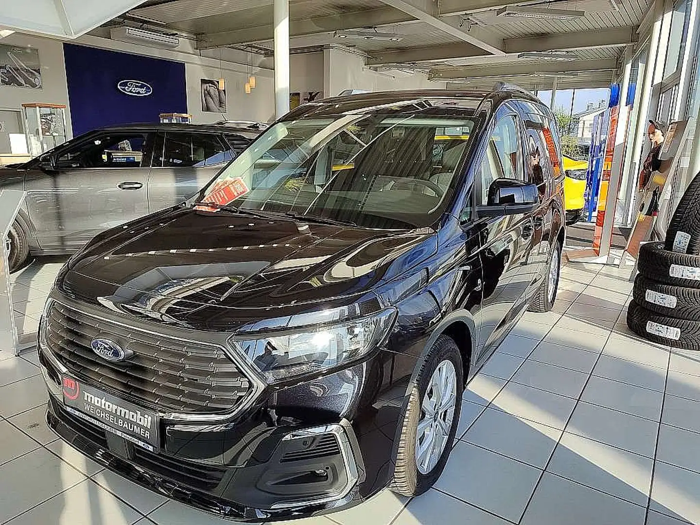 Ford Tourneo Connect 2,0 EcoBlue L1 Titanium Aut. Schwarz - 1