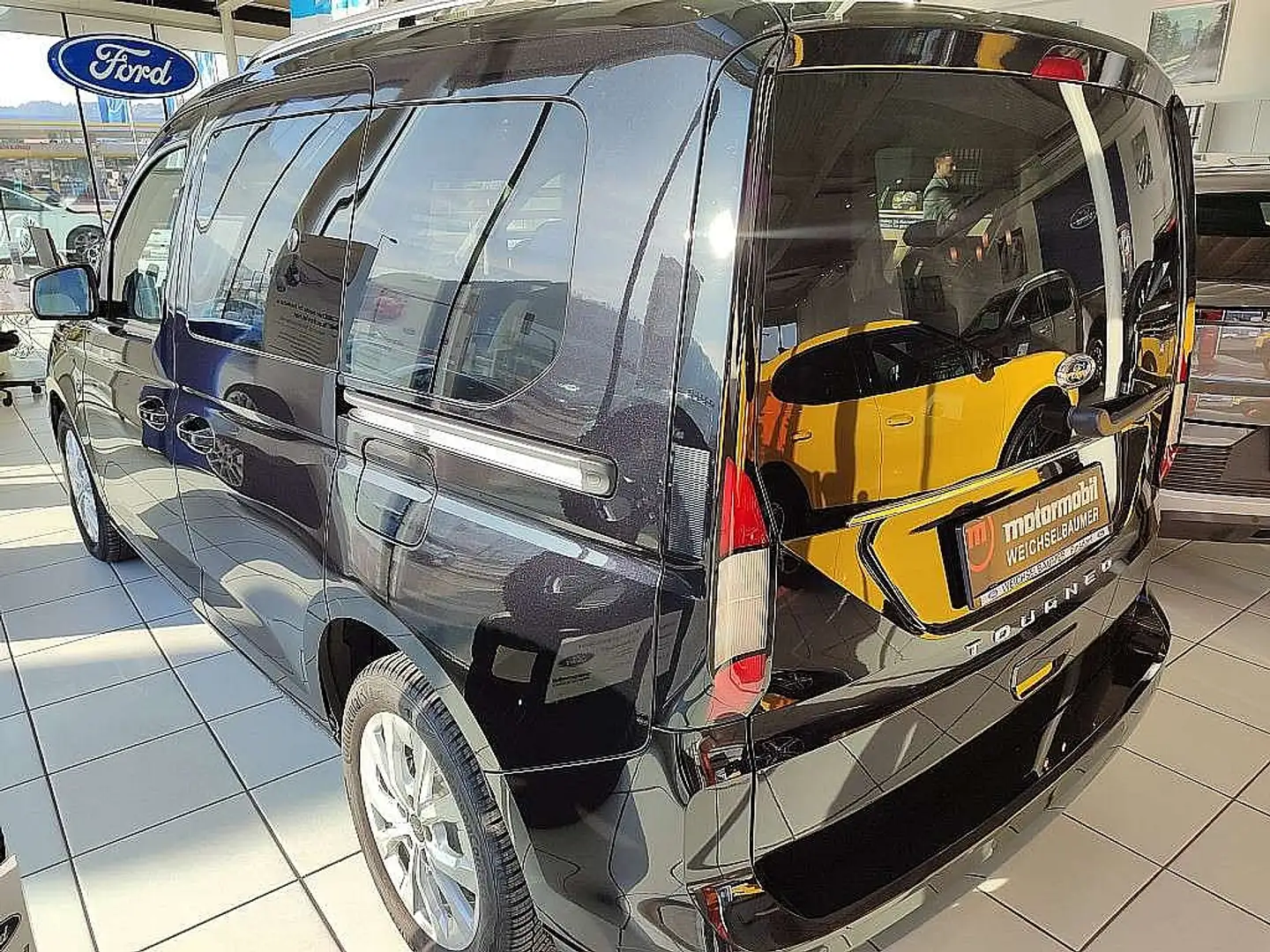 Ford Tourneo Connect 2,0 EcoBlue L1 Titanium Aut. Schwarz - 2