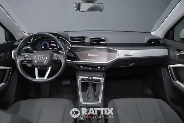 Audi Q3 view 8