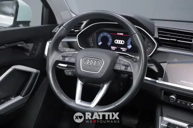 Audi Q3 view 9