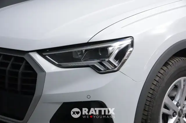 Audi Q3 view 3