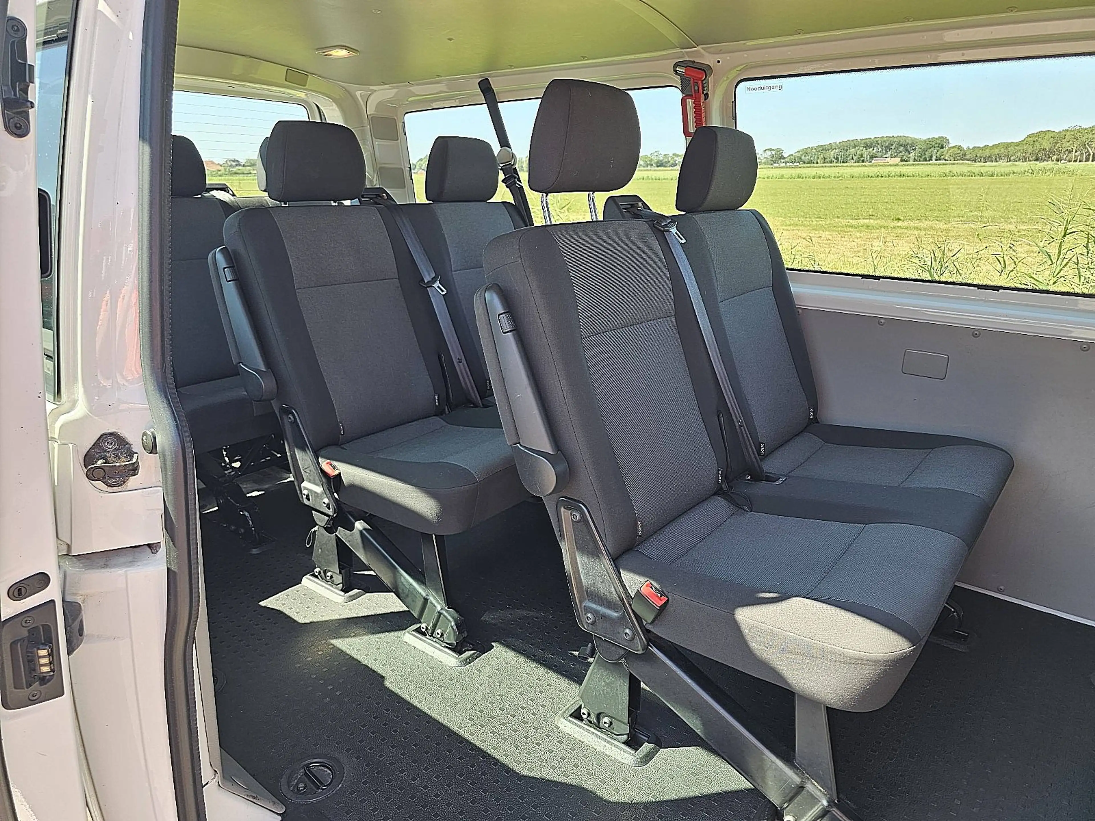 Volkswagen Transporter 2.0 TDI L2H1 Combi 9-pers AC — photo 11
