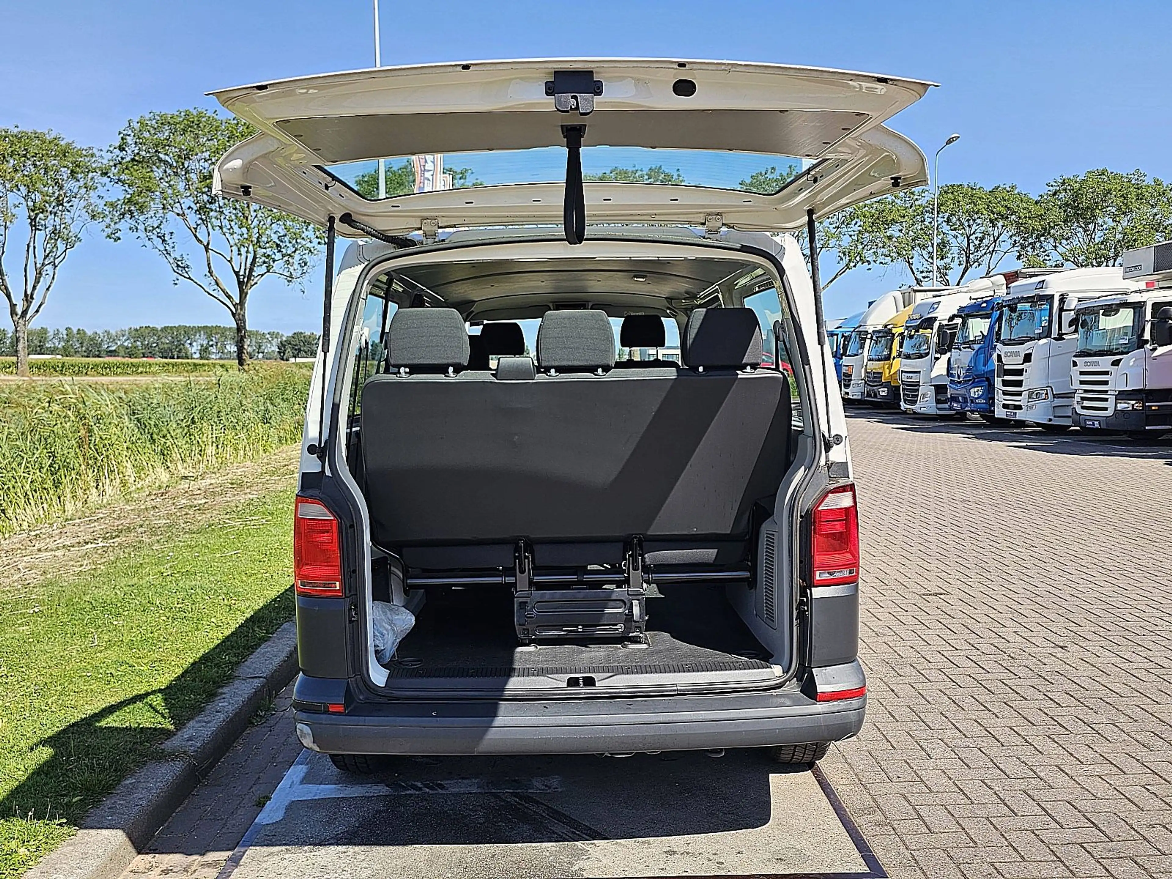 Volkswagen Transporter 2.0 TDI L2H1 Combi 9-pers AC — photo 12