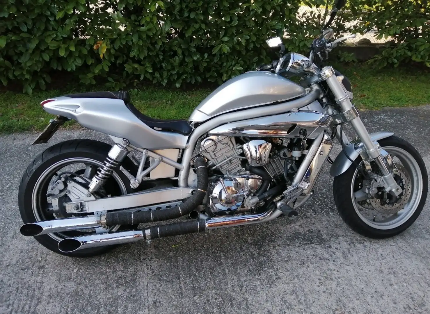 Hyosung Aquila 650 scambio con T-MAX Argento - 1