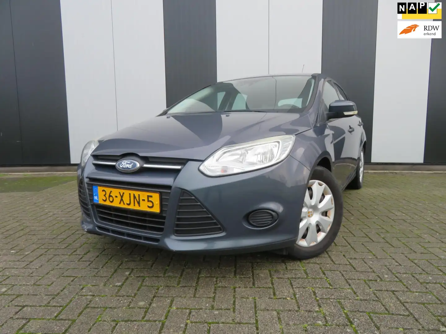 Ford Focus 1.0 EcoBoost Trend Grau - 1