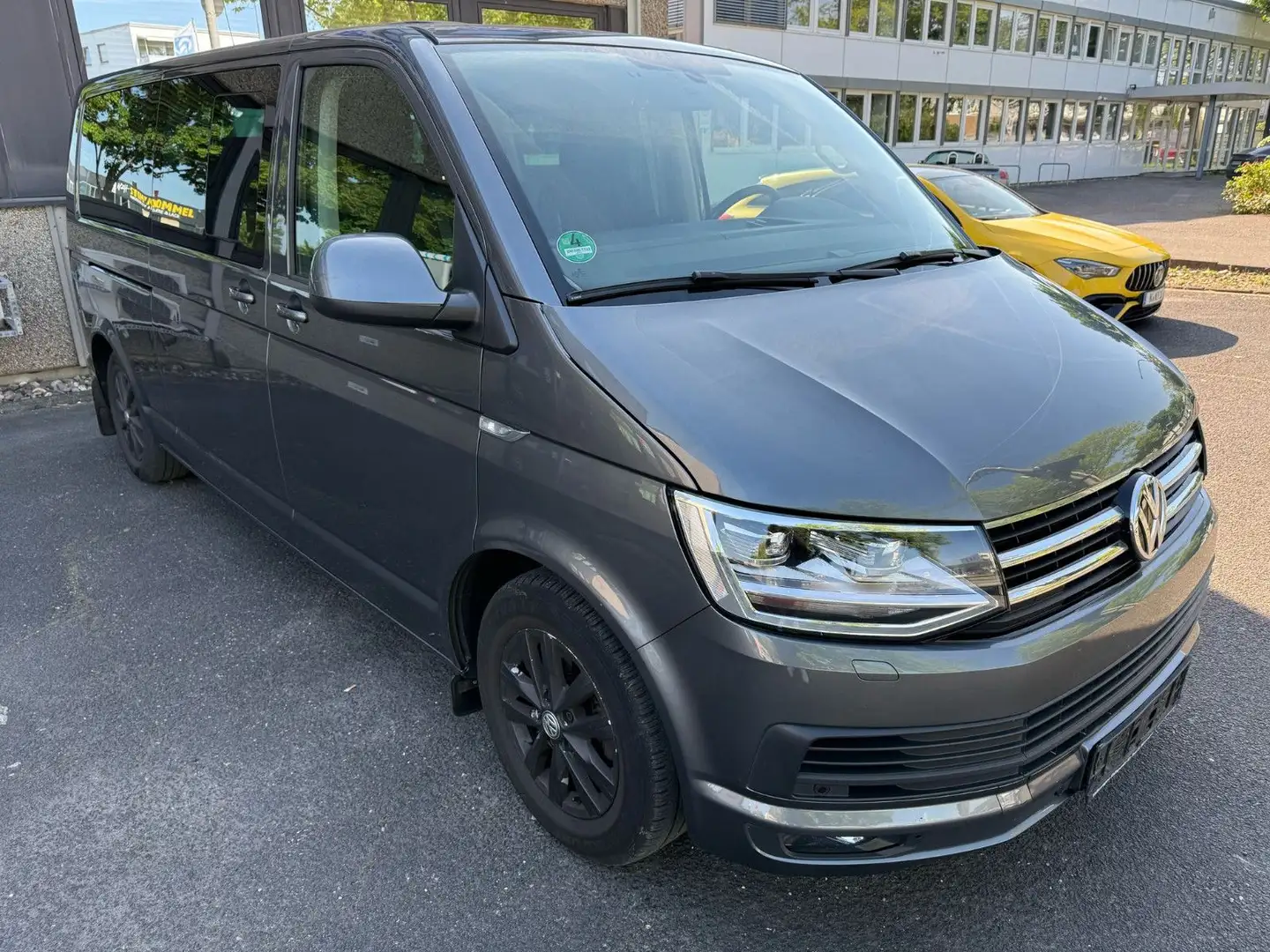 Volkswagen T6 Caravelle 1.Hand COMFORT-LINE LANG Navi AHK Gris - 2