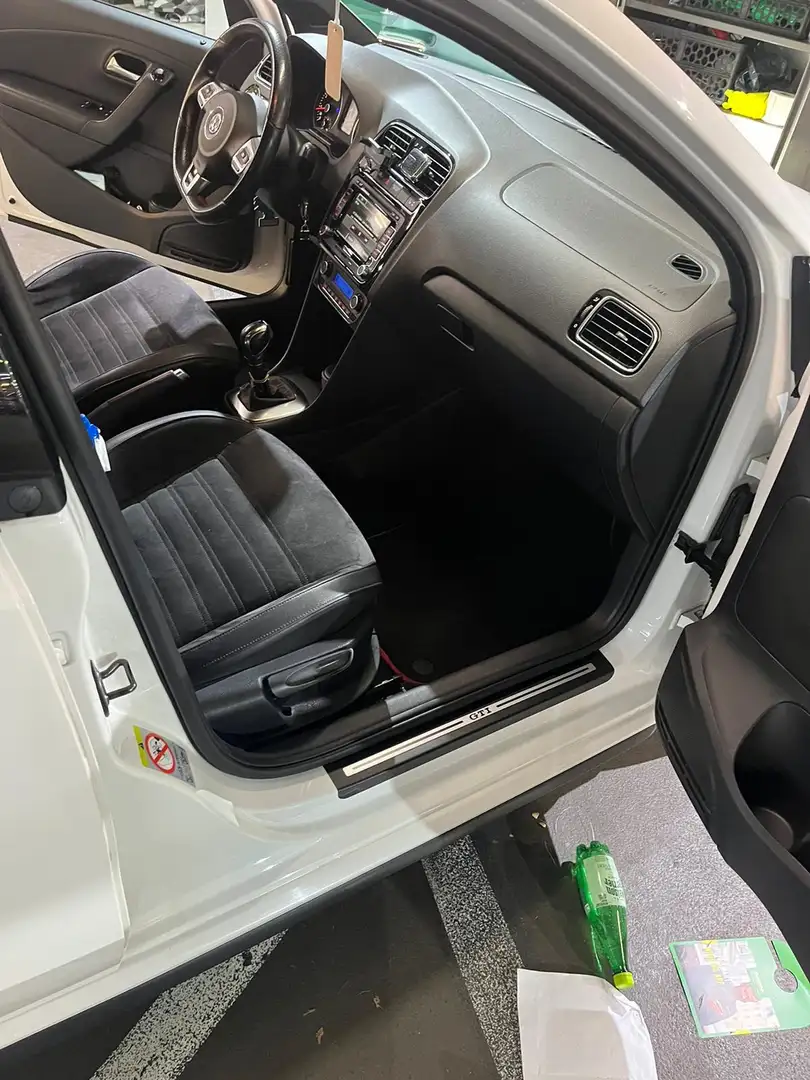 Volkswagen Polo GTI 1.4 TSI DSG Bílá - 2