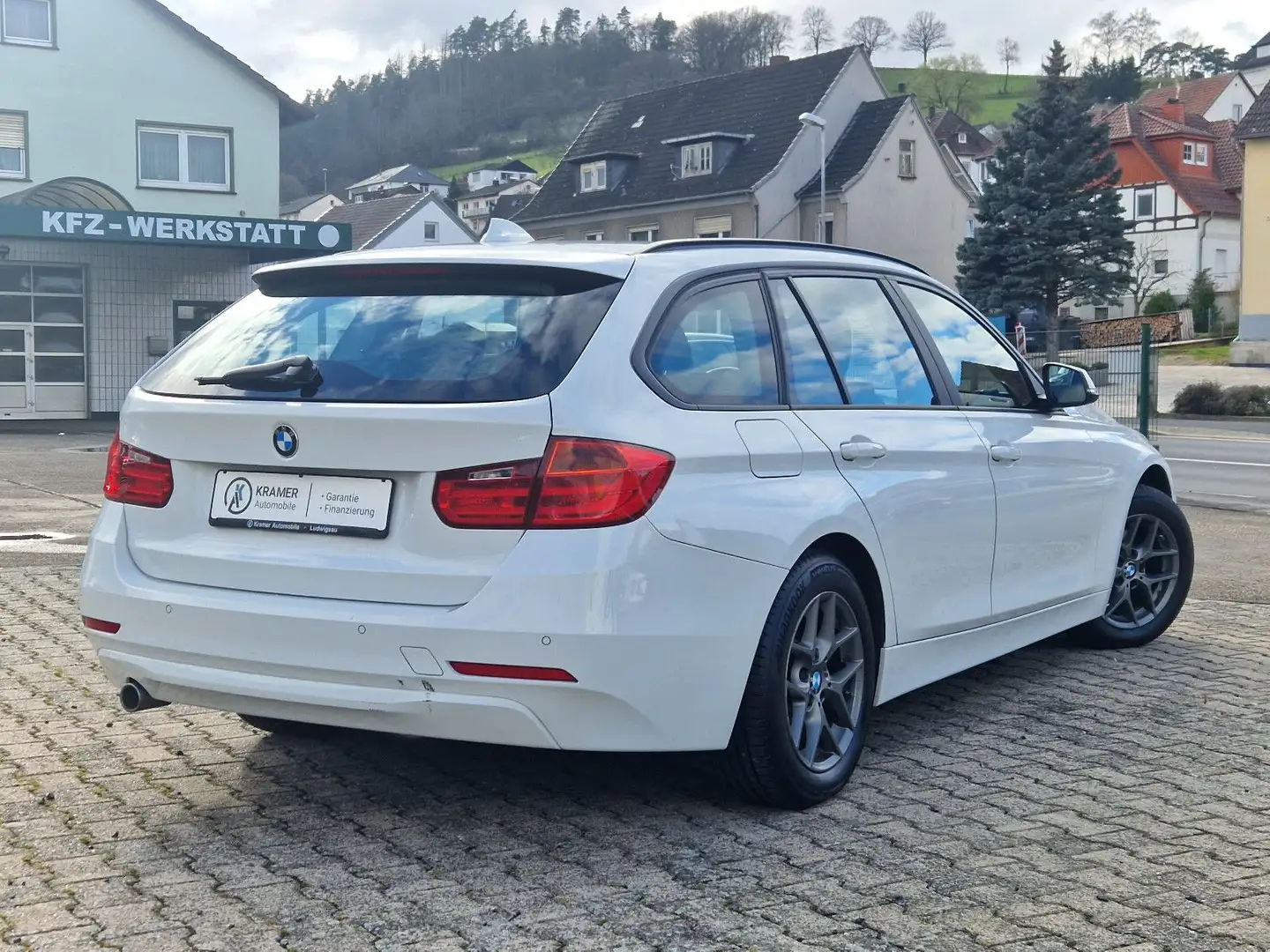 BMW 316 d Touring Modern Line / Navi / Bi Xenon / AHK Weiß - 2