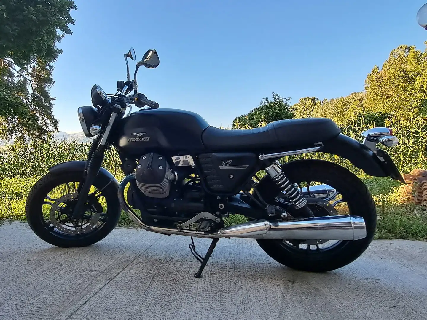 Moto Guzzi V 7 Stone Nero - 1
