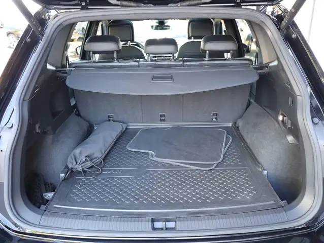 Volkswagen Tiguan Allspace view 14