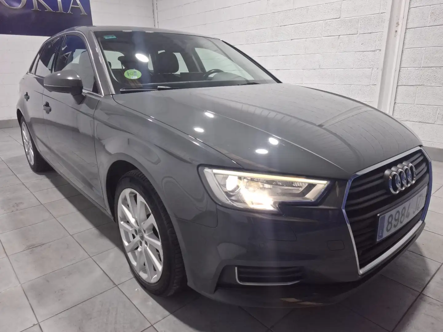 Audi A3 1.6TDI CD Attraction S-Tronic Gris - 2
