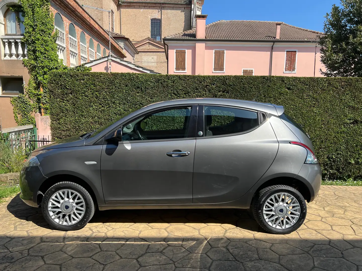 Lancia Ypsilon Ypsilon 0.9 t.air Silver ecochic metano 80cv Šedá - 2