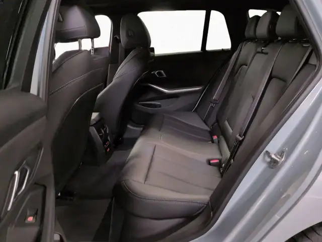 BMW 3 Series view 10