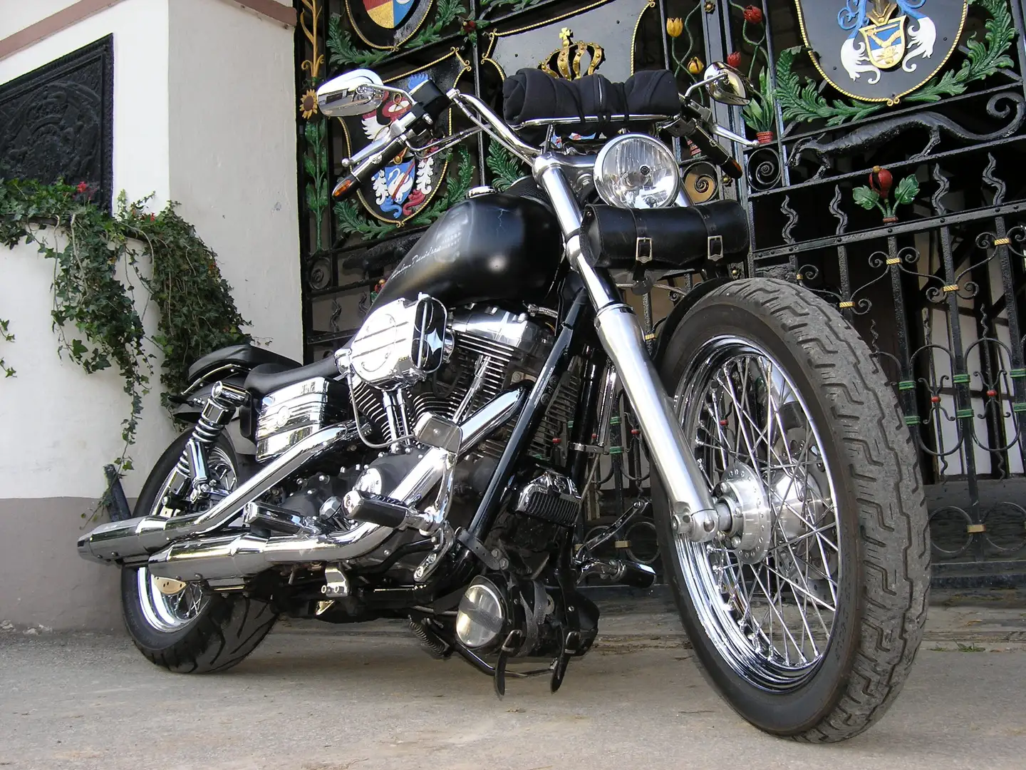 Harley-Davidson Dyna Street Bob Schwarz - 1