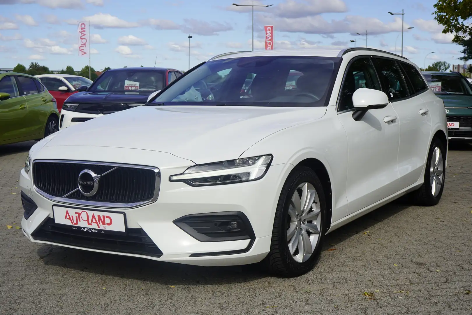 Volvo V60 Kombi 2.0 Momentum Pro LED Navi ACC Kamera Wit - 2