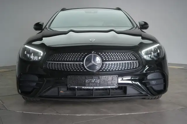 Mercedes-Benz 300 view 2