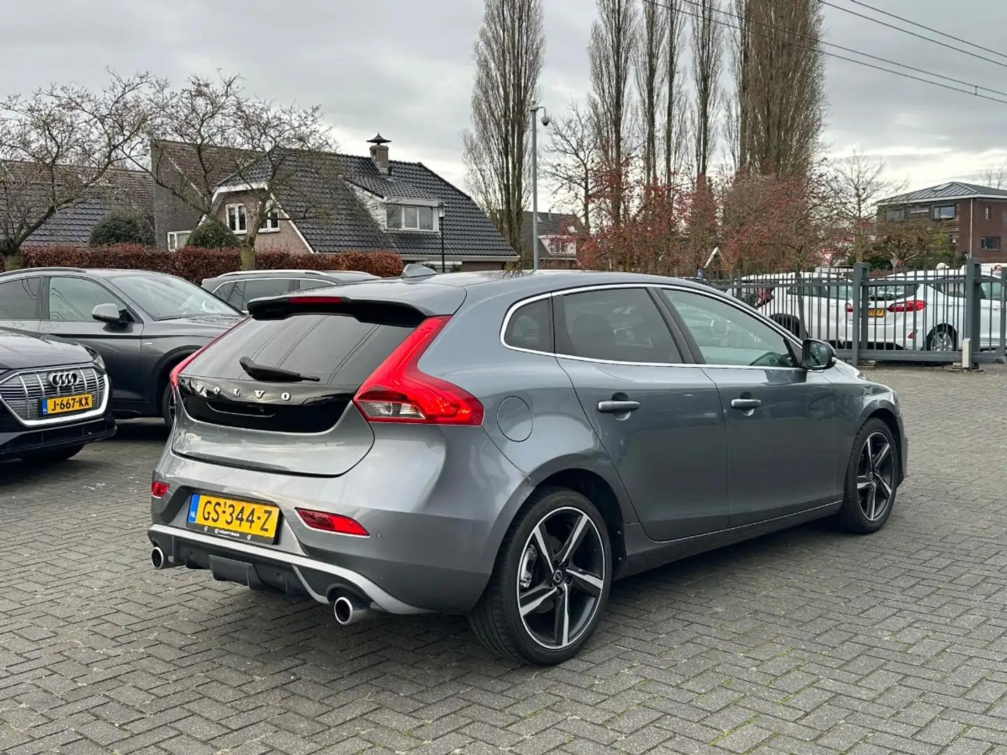 Volvo V40 2.0 D2 | R-Design Business | Navi | Xenon Grijs - 2