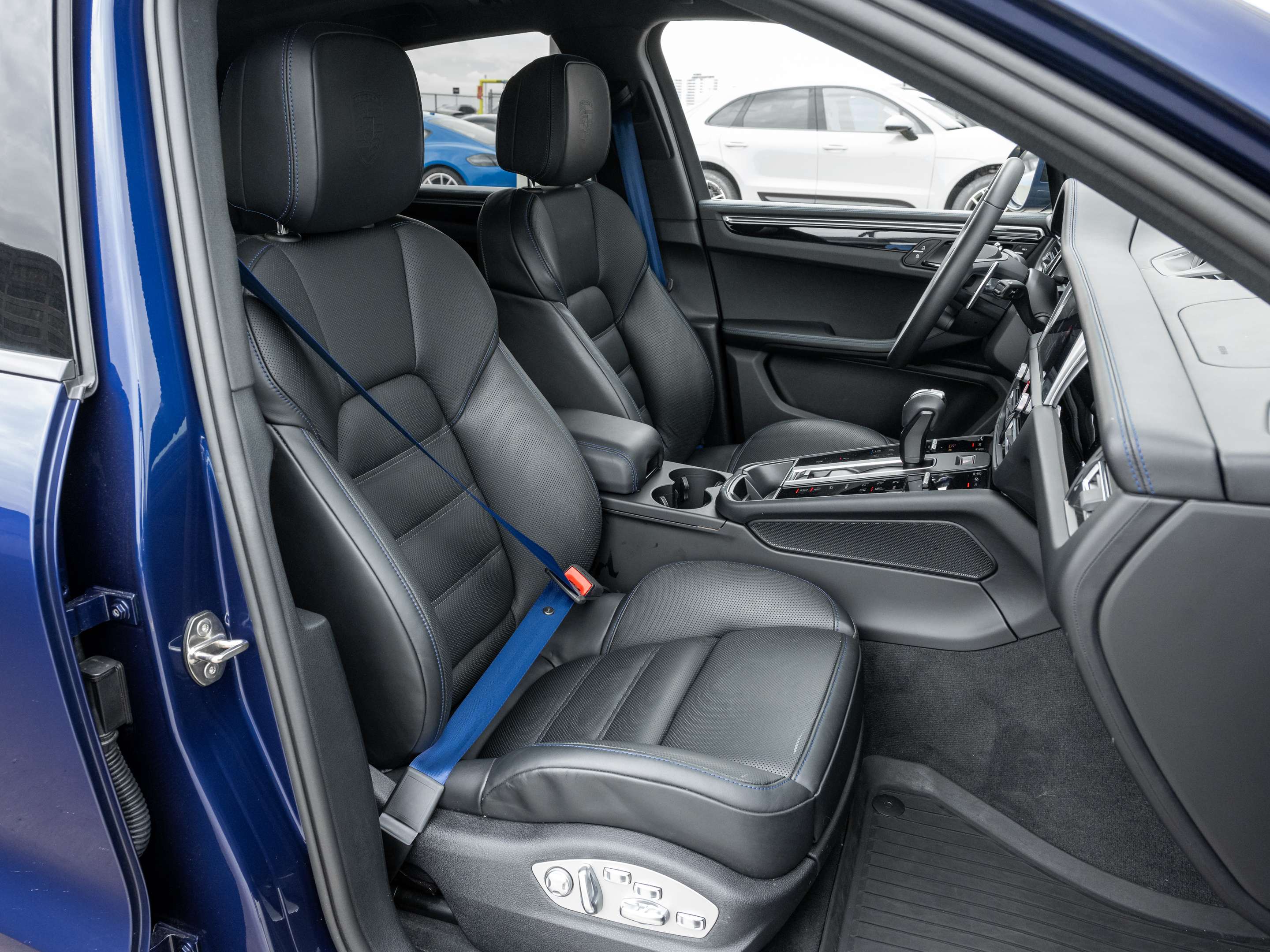 2025 Porsche Macan S | Winter Tire Package Included alt 5