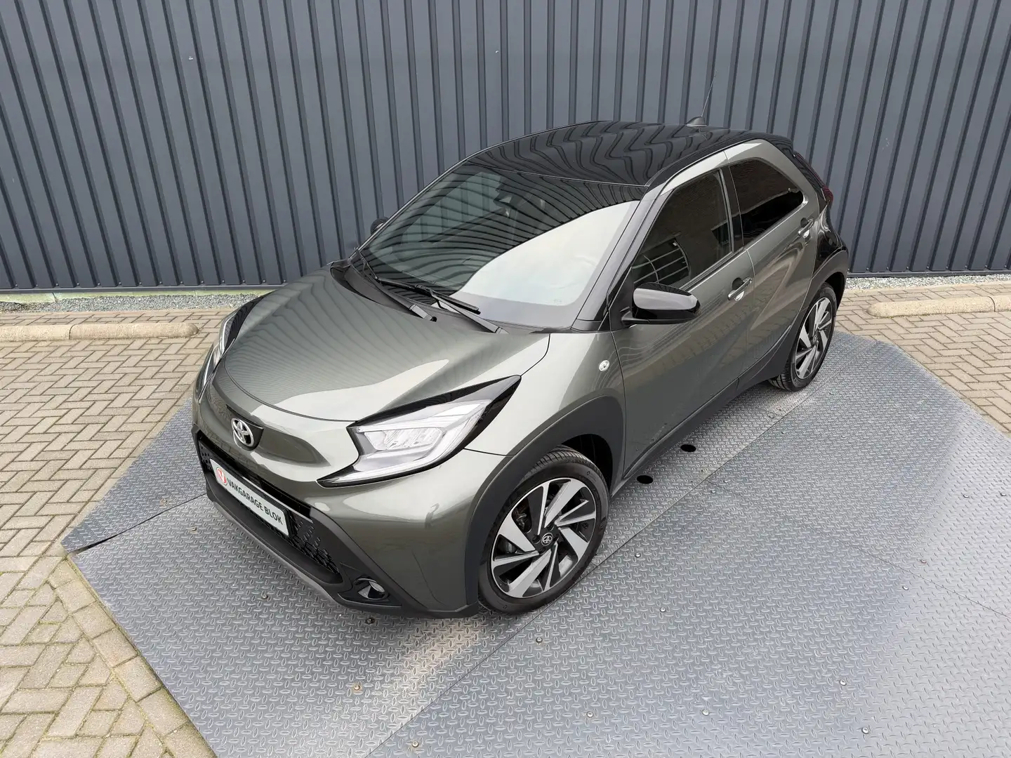 Toyota Aygo X 1.0 VVT-i S-CVT Premium | Nieuwstaat | 10 jaar GAR Groen - 2